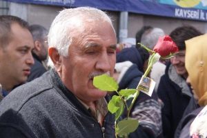 G&uuml;l almak isteyenler birbirleriyle yarıştı