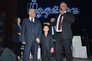 "Bayrağımızı &ccedil;ok sevelim, yakmayalım, &ouml;pelim"