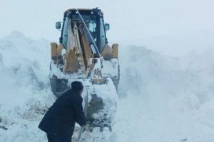 Erzurum'da kar iki metreyi buldu