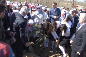 Savaşın &ccedil;ocuklarından barış i&ccedil;in fidan