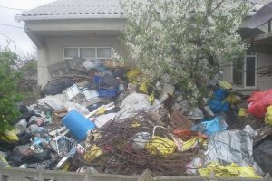 Evde &ccedil;&ouml;pten yer kalmayınca dışarıda yaşamaya başladı