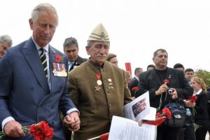 Prens Charles, &Ccedil;anakkale şehitlerini karanfillerle andı