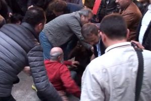 Kadık&ouml;y'de yasadışı pankarta polis m&uuml;dahalesi