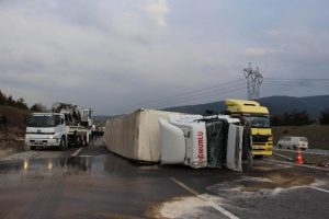 TIR devrildi 10 kilometre ara&ccedil; kuyruğu oluştu