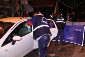 Sokak ortasında kafasından vurularak &ouml;ld&uuml;r&uuml;ld&uuml;