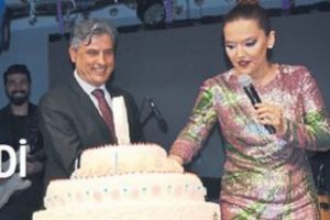 43'&uuml;nc&uuml; yaşa Swarovski taşlı pasta...