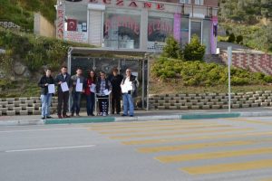 Bursa'da '&ouml;l&uuml;m kavşağı' daha fazla can almasın diye koltuk değnekleri ile geldi...