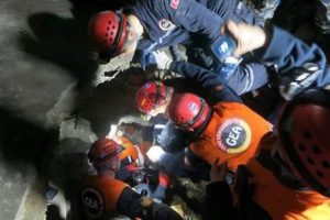 Nepal'e giden T&uuml;rk arama kurtarma ekibi enkaz altından bir kişiyi sağ olarak &ccedil;ıkardı