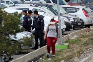 Ağzına jilet alan kız zor anlar yaşattı