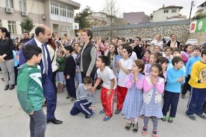 Bursa Yıldırım'da okul bah&ccedil;eleri yenileniyor