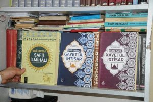 K&uuml;rt&ccedil;e'ye &ccedil;evrilen dini kitaplar raflarda