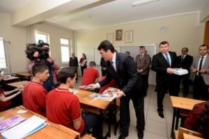 Bursa'da &uuml;niversiteye hazırlanan &ouml;ğrencilere destek