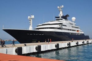 Milyarder iş adamının yatı Kuşadası'na demirledi