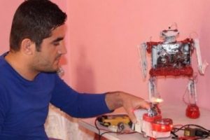 Hurdalardan Kur'an okuyan robot yaptı