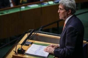 Kerry, BM'ye hitap ederken sayfaları karıştırdı