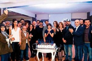 Dizi ekibi başarılarını pasta keserek kutladı...