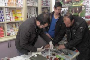 &Ccedil;obanların k&ouml;peğin ağzından kurtardığı kuşa tedavi