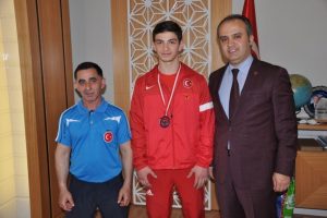 Bursa İneg&ouml;l'de Başkan Aktaş d&uuml;nya 7.'si genci &ouml;d&uuml;llendirdi