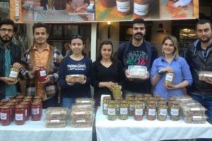 Somalı kadınlar, evlerini ge&ccedil;indirmek i&ccedil;in &uuml;retiyor