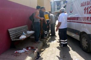 Lise &ouml;ğrencisi kavga ettiği 2 &ouml;ğrenciyi bı&ccedil;akladı