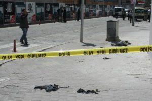 Patlatılan ş&uuml;pheli &ccedil;antadan eşofman takımı &ccedil;ıktı
