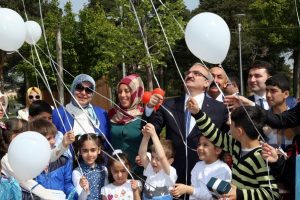Bursalı yetimlerin mektupları Vali'yi duygulandırdı