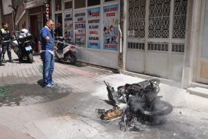 Bursa'da polise kızdı motosikletini ateşe verdi!