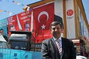 MHP'li aday posterini kapatan AK partililere teşekk&uuml;r etti