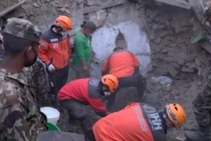 Bir T&uuml;rk kurtarma ekibi daha Nepal'de