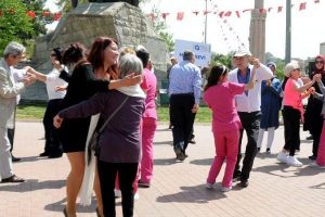 Yaşlılarla dans ederek alzheimera dikkat &ccedil;ektiler