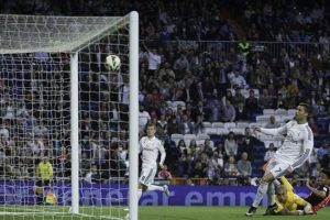 Real Madrid Bar&ccedil;a'nın ensesinden d&uuml;şm&uuml;yor!