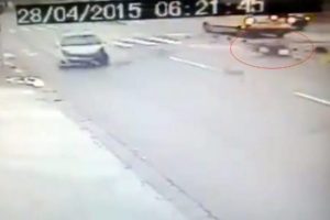 Motosikletli s&uuml;r&uuml;c&uuml; metrelerce u&ccedil;tu