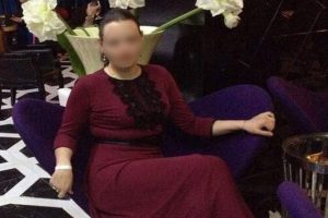 Eşinin yarasına bebek beziyle tampon yapmış