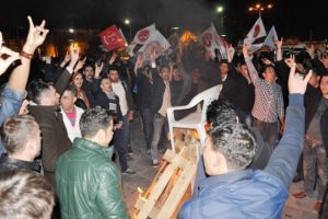 Karşıt g&ouml;r&uuml;şl&uuml; &ouml;ğrenciler &ccedil;atıştı: 5 yaralı