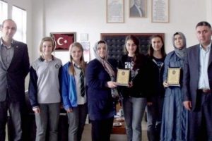 Bursalı gen&ccedil;ler yolda buldukları 10 bin lirayı polise teslim etti!