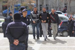 Pişkin zanlı: '&Ccedil;ek &ccedil;ek! Facebook'a da at!'