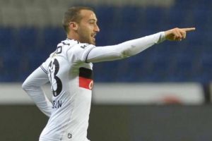Cenk Tosun Emenike'ye fark attı