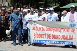 Sağlık &ccedil;alışanlarına saldırı protesto edildi