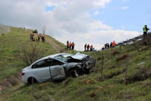 Otomobil iş&ccedil;ilerin &uuml;zerine u&ccedil;tu: 1 &ouml;l&uuml;, 2 yaralı