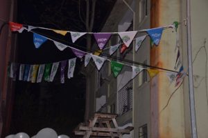 Askeri lojmana asılan HDP flamaları kaldırıldı