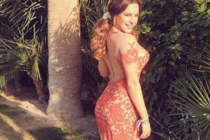 Kelly Brook kariyerini "kıvrımları"na bor&ccedil;lu...