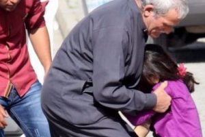 K&uuml;&ccedil;&uuml;k kızın kolu ızgaraya sıkıştı