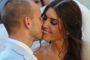 Yolanthe Cabau'ya &ouml;p&uuml;şme yasağı...
