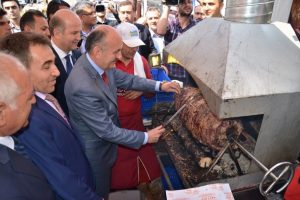 Bakan M&uuml;ezzinoğlu Bursa'da cağ d&ouml;neri kesti
