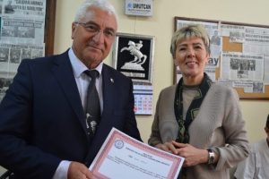 Bir aylık maaşını engelliler derneğine bağışladı