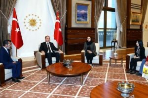 Erdoğan, &Ouml;zgecan'ın ailesini kabul etti