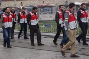 Taksim'de kırmızı yelekli polisler!