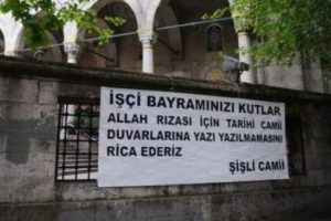 Şişli Camisi duvarına 1 Mayıs pankartı