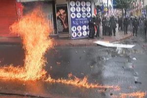 Polise ses bombası ve molotofla saldırı
