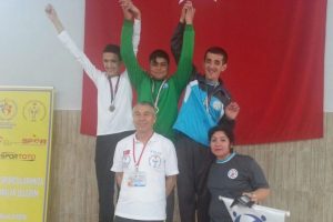 Bursa'da &ouml;zel sporcudan anlamlı şampiyonluk